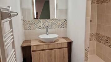 Douche, sĂšche-cheveux, serviettes fournies, savon