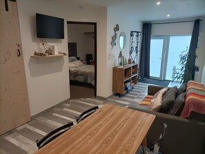 1 habitación, tabla de planchar con plancha y cuna de viaje