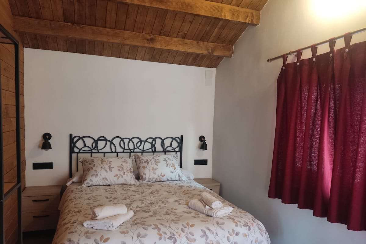 2 habitaciones, cortinas blackout y tabla de planchar con plancha
