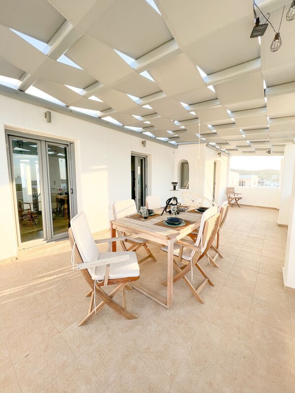 Outdoor dining - AGGELOS Apartment With View in Antiparos. Two big terraces for sunset dining (Antiparos)