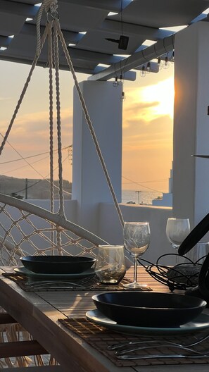 Outdoor dining - AGGELOS Apartment With View in Antiparos. Two big terraces for sunset dining (Antiparos)