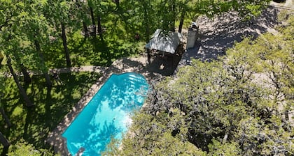 Remodeled hill country house, pool, 1.25 fenced acres Fiesta Texas - Sea World