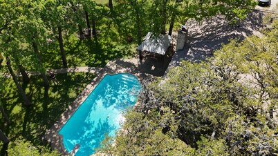 Remodeled hill country house, pool, 1.25 fenced acres Fiesta Texas - Sea World