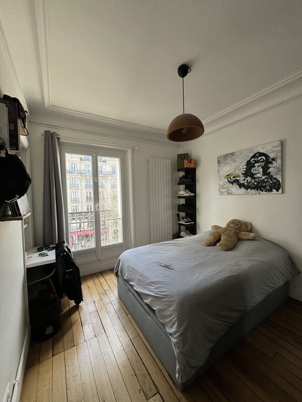 Une chambre à coucher avec un lit, un bureau et une fenêtre.