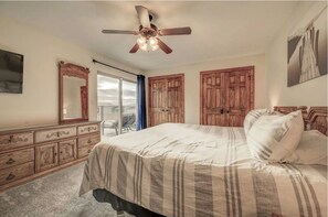 3 bedrooms, desk, iron/ironing board, travel crib
