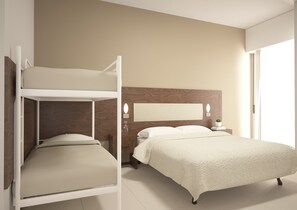 Quarto quádruplo clássico | Cofres nos quartos, Wi-Fi de cortesia