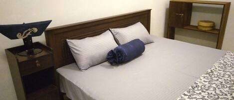 3 間睡房、房內夾萬、上網、床單