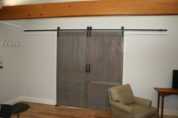 Interior - Clean, cozy apartment, 5-minute walk to downtown Freeport. (Freeport)