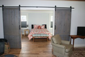 1 bedroom, desk, iron/ironing board, travel crib - Clean, cozy apartment, 5-minute walk to downtown Freeport. (Freeport)