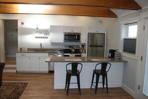 Fridge, microwave, oven, stovetop - Clean, cozy apartment, 5-minute walk to downtown Freeport. (Freeport)