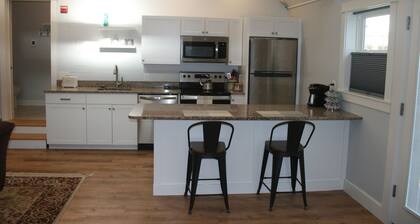 Clean, cozy apartment, 5-minute walk to downtown Freeport.