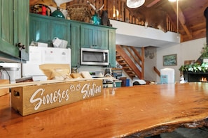 Interior - Robinhood's Retreat•walk2gokarts&Oktoberfest•EVcharge•AC•close 2 resorts•dogs ok (Big Bear)