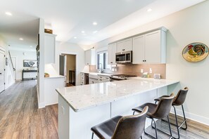 Réfrigérateur, micro-ondes, plaque de cuisson, lave-vaisselle