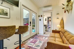 Living area - Zen Box Farm Eco Retreat w/ Hot Tub & Views (Castleton)