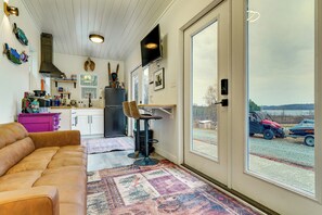 Living area - Zen Box Farm Eco Retreat w/ Hot Tub & Views (Castleton)