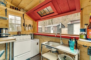 Private kitchen - Zen Box Farm Eco Retreat w/ Hot Tub & Views (Castleton)