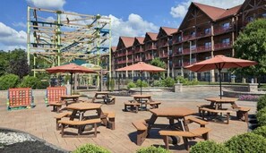 Outdoor dining - Stylish 3 Bed Mtn Retreat with HOT TUB, KING SIZE BED & Resort Style Amenities. (Tobyhanna)