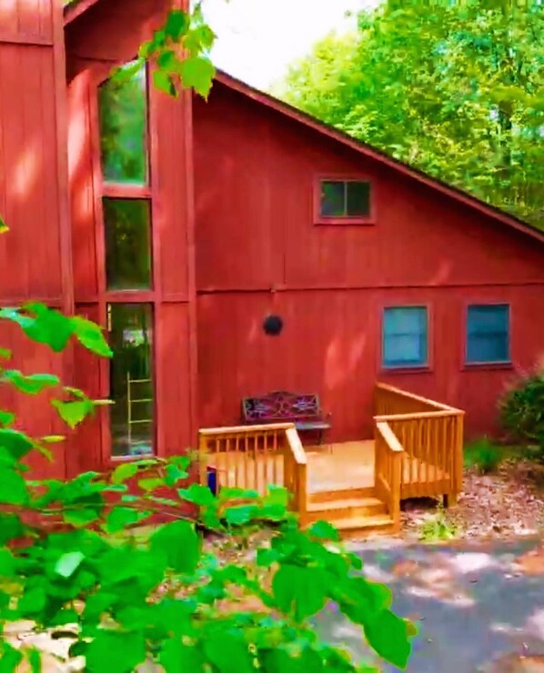 Property grounds - Stylish 3 Bed Mtn Retreat with HOT TUB, KING SIZE BED & Resort Style Amenities. (Tobyhanna)