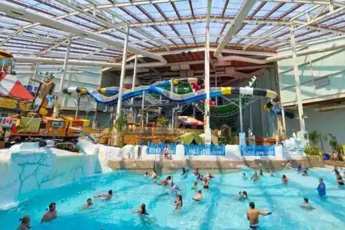 Stylish 3 Bed Mtn Retreat with HOT TUB, KING SIZE BED & Resort Style Amenities. 