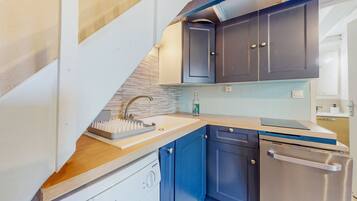 雪櫃、微波爐、焗爐、爐具