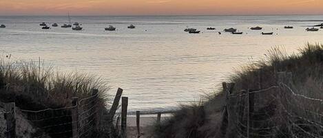 Plage à proximité, chaises longues