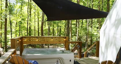 Amazing Creekside Glamping Dome in Park-Like Setting with Hot Tub & A/C!