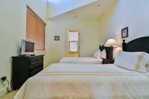 2 habitaciones, tabla de planchar con plancha, internet y ropa de cama