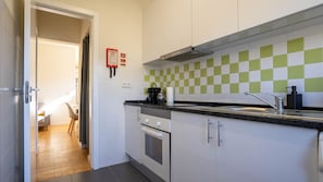 Réfrigérateur, four à micro-ondes, un four, surface de cuisson