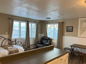 1 bedroom, iron/ironing board, free WiFi, bed sheets - Halibut House Unit 2 (Seward)