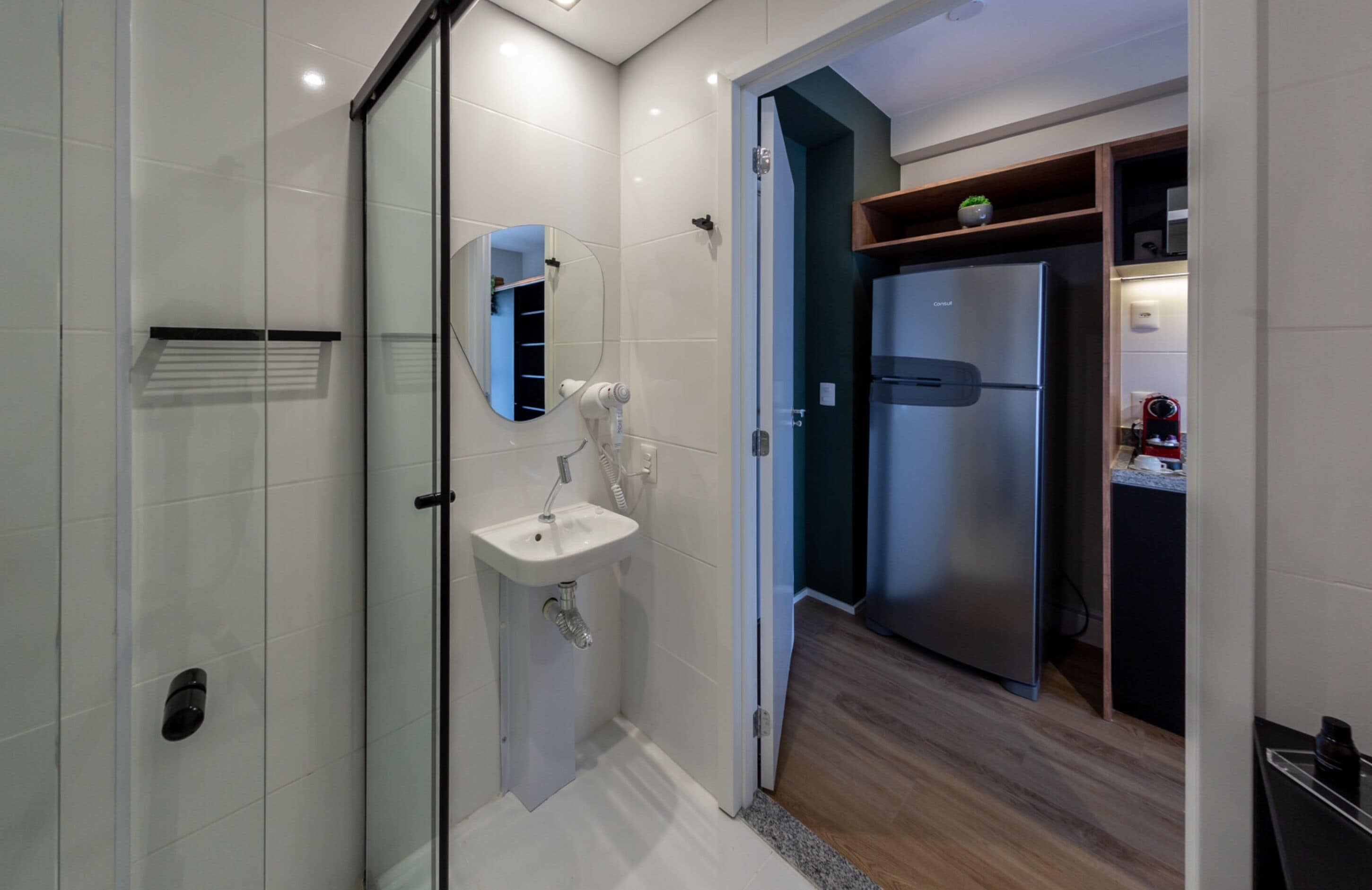 Studio Casal com Varanda Torre Smart | Bathroom | Shower, towels, toilet paper