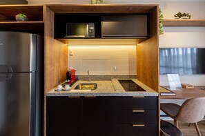 Superior Studio | Private kitchen | Fridge, microwave, stovetop, cookware/dishes/utensils