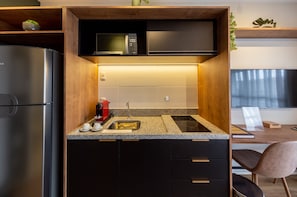 Studio Supérieur | Cuisine privée | Réfrigérateur, micro-ondes, plaque de cuisson