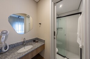 Superior-lejlighed | Badeværelse | Bruser, håndklæder, Toiletpapir