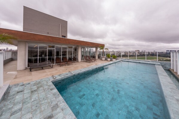 Una piscina al aire libre