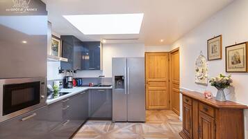 Réfrigérateur, micro-ondes, plaque de cuisson, lave-vaisselle