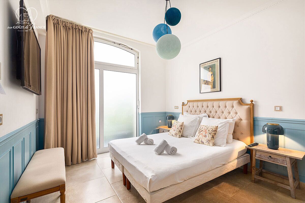 4 bedrooms, iron/ironing board, WiFi (free), bed sheets