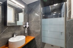 Dusche, Haartrockner, Handtücher, Seife