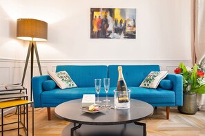 Smart TV, DVD player, video library - le Pavillon Ponthieu - Champs-Élysées - A House in Paris - Air Conditioning (Paris)
