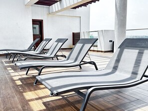 Outdoor pool - The Gallery Apartment (Accra)