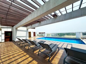 Outdoor pool - The Gallery Apartment (Accra)