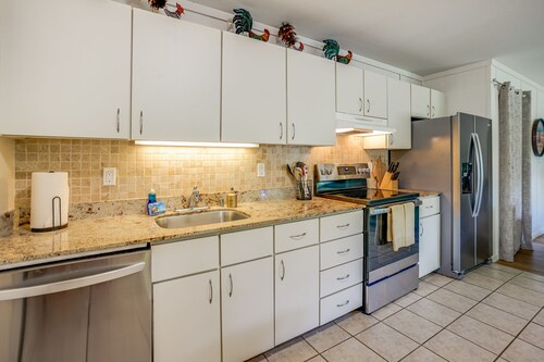 Ground Level Condo Near the Pool!