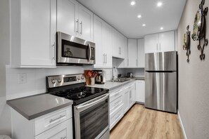 Fridge, microwave, oven, stovetop - Palm Springs Condo. Great value. Sleeps 2- 3. Next to pool/hot tub. Views! (Palm Springs)