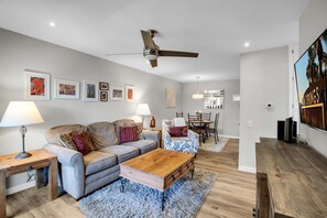 Een smart-tv en boeken