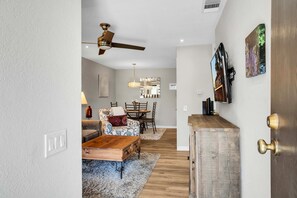 Smart TV, books - Palm Springs Condo. Great value. Sleeps 2- 3. Next to pool/hot tub. Views! (Palm Springs)