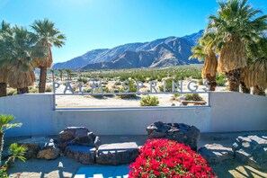Property grounds - Palm Springs Condo. Great value. Sleeps 2- 3. Next to pool/hot tub. Views! (Palm Springs)