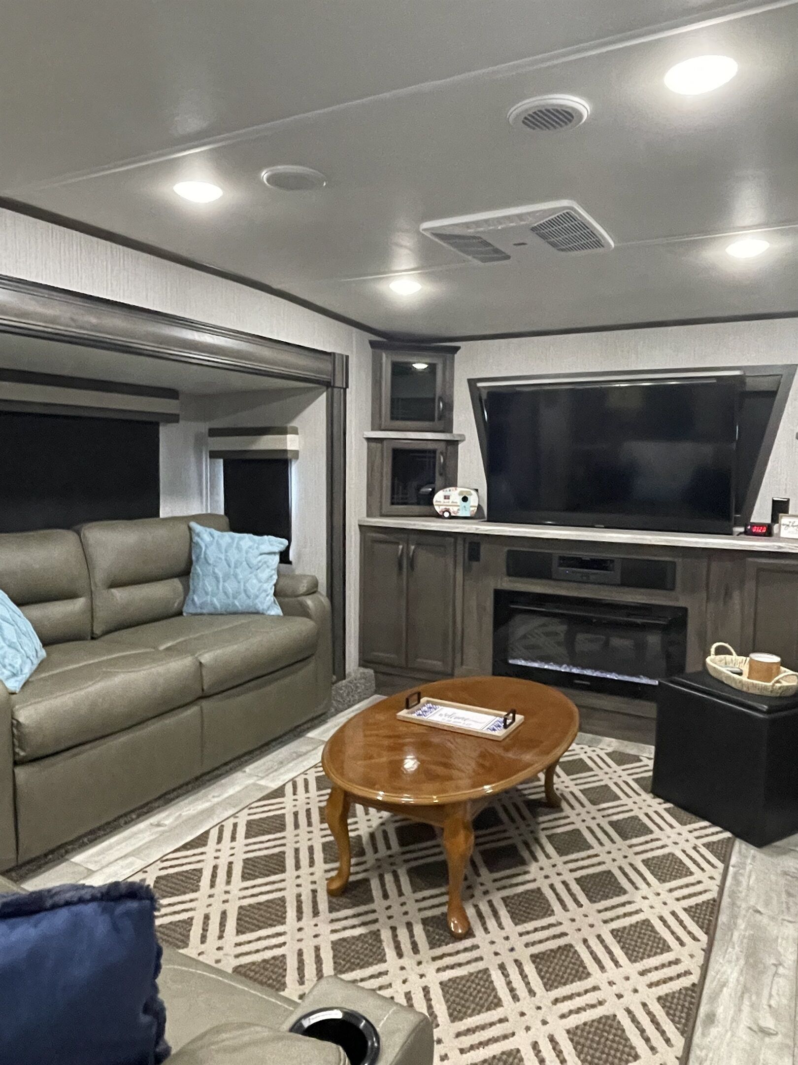 Happy Glamplng-Stocked RV sleeps 6 w/ golf cart