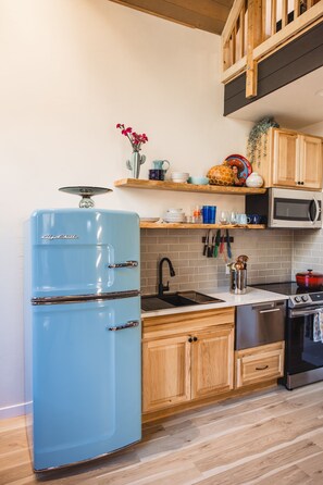 Køleskab, mikrobølgeovn, ovn, kogeplade