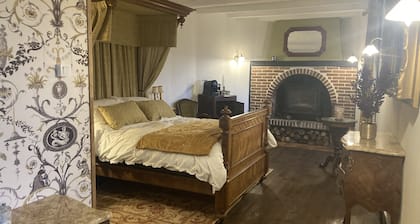 Double Deluxe Room (3)
Newly renovated, Seating area, spacious with river view.