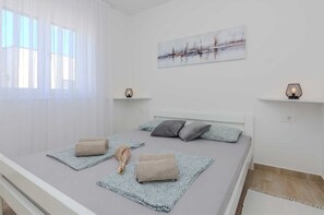 2 bedrooms, iron/ironing board, free WiFi, bed sheets