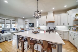 Fridge, microwave, oven, dishwasher - Cozy Carlton Landing Home - Pools & Lake Access (Canadian)